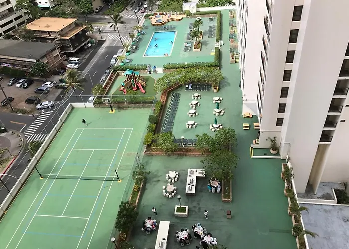 Waikiki Banyan